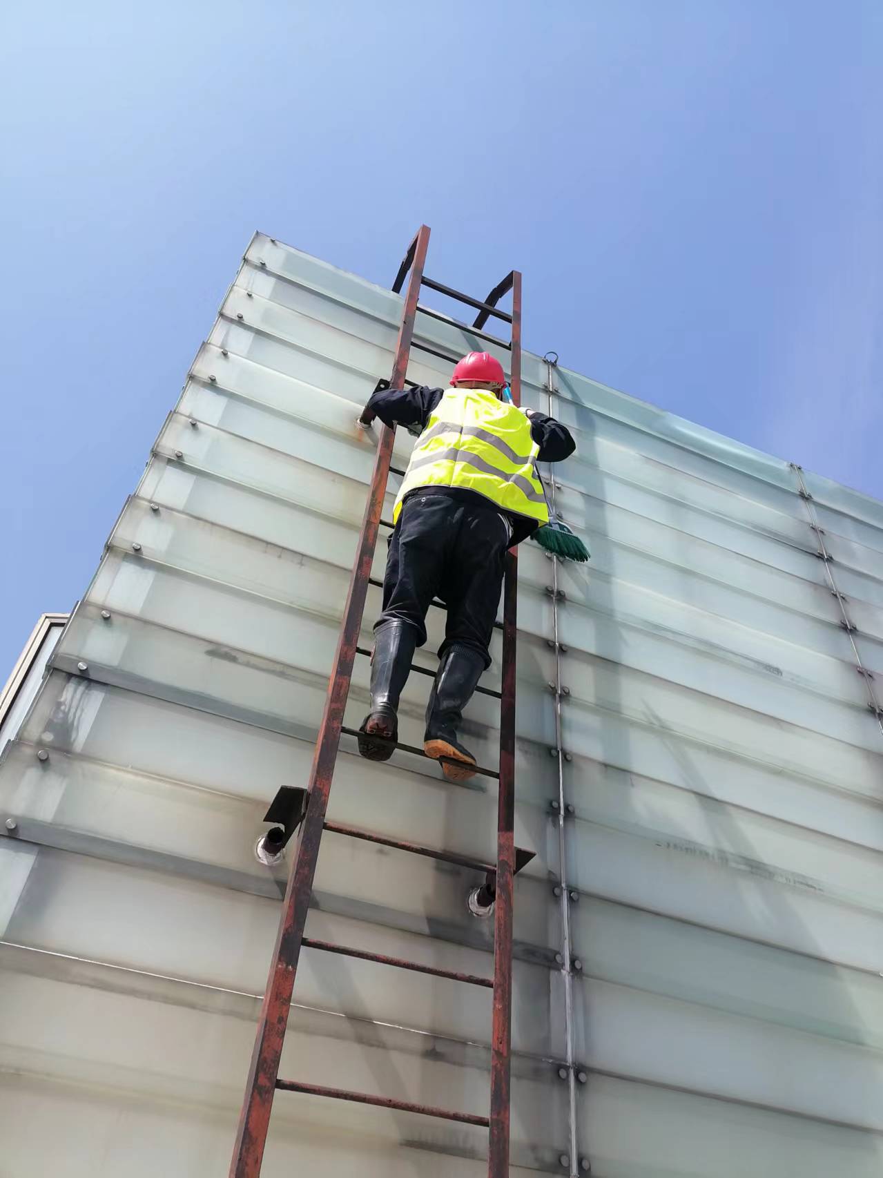 上海徐汇滨江小区清洗水箱